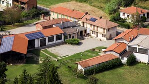 Ein Wohngebiet mit Häusern, deren Dächer mit roten Ziegeln und Solaranlagen versehen sind.