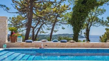 Piscine extérieure (ouverte en saison), chaises longues