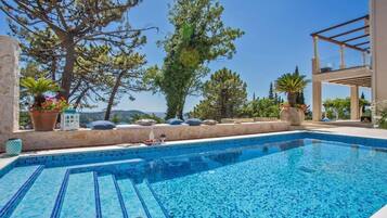 Piscine extérieure (ouverte en saison), chaises longues