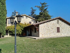 Exterior - Apartment in Villa with swimming pool in Assisi Ideal for families (Assisi)