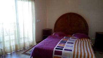 2 bedrooms, blackout curtains, bed sheets