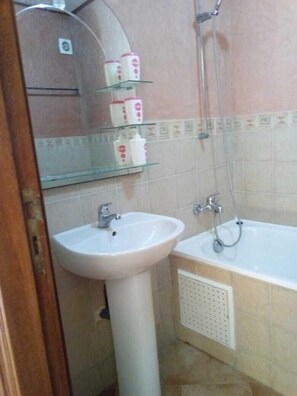 Appartement, 2 chambres | Salle de bain | Douche, douche cascade, serviettes fournies