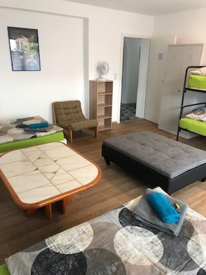 1 habitación, decoración personalizada y muebles diferentes