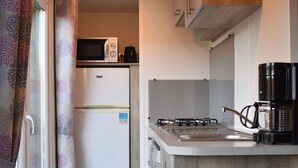 Chalet, 3 Bedrooms | Private kitchen - VDB Holiday - Recreatiepark de Voorst (Kraggenburg)