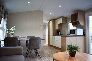 Chalet, 2 habitaciones | Área de sala de estar