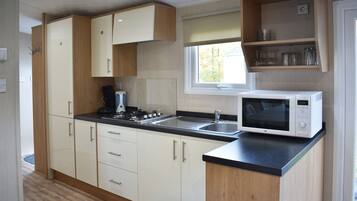 Chalet, 2 Bedrooms | Private kitchen