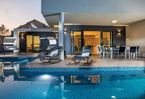 Seasonal outdoor pool, pool umbrellas, sun loungers - Villa Primavera with Swimming Pool (Zupa dubrovacka)