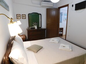 2 bedrooms, desk, iron/ironing board, travel cot