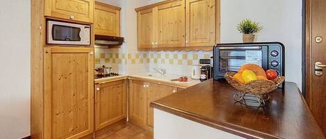 Coffee/tea maker, fridge, microwave, dishwasher