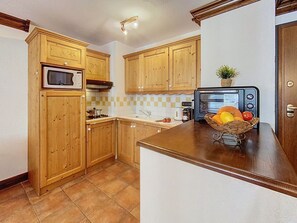 Wasserkocher mit Kaffee-/Teezubehör, Kühlschrank, Mikrowelle