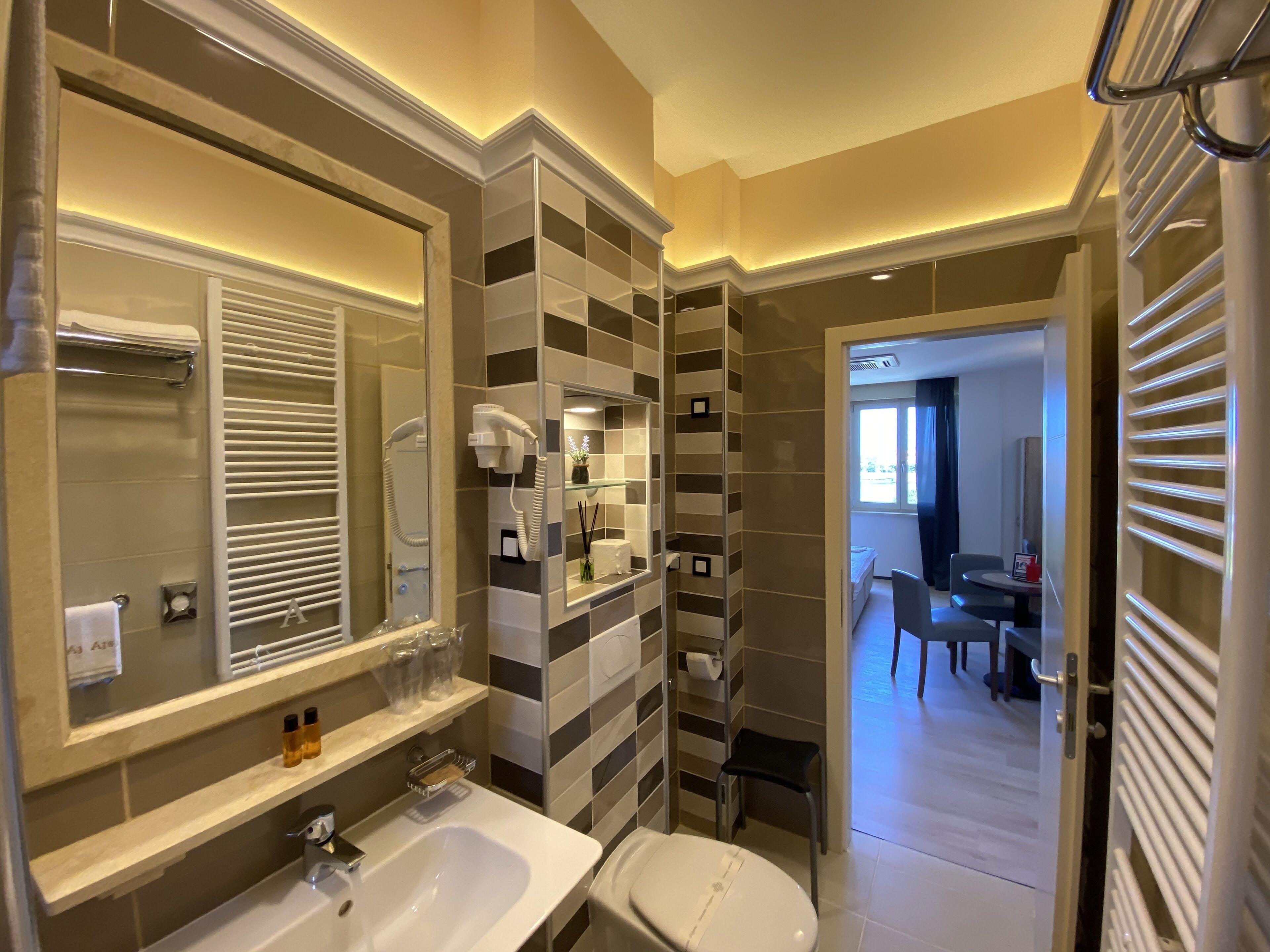 Appartement Supérieur | Salle de bain | Douche, articles de toilette gratuits, sèche-cheveux