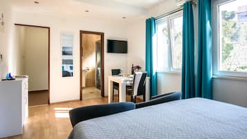 Suíte estúdio conforto, vista para a piscina | Área de estar | TV LED