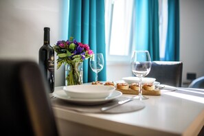 Comfort Studio Suite, Pool View | Living area | LED TV