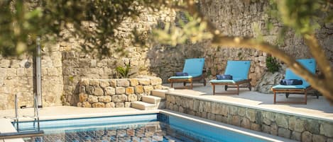 Piscine extérieure (ouverte en saison), chaises longues