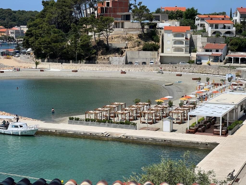 Playa en los alrededores y 2 bares en la playa 