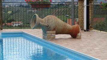 Piscina stagionale all'aperto, ombrelloni da piscina, lettini