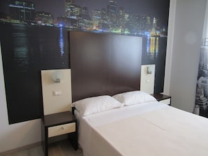 Chambre Double ou avec lits jumeaux, vue piscine (Audacia) | Minibar, décoration personnalisée, ameublement personnalisé, bureau