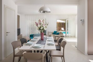 فيلا - ٤ غرف نوم | تناول الطعام داخل الغرفة