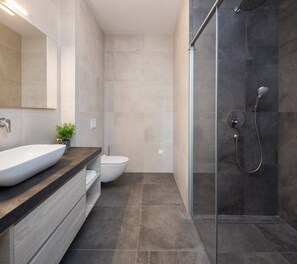 Villa, 4 chambres | Salle de bain | Douche, séchoir à cheveux, serviettes fournies, savon