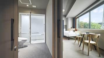 Chambre avec lits jumeaux, non-fumeur (with Stacking Bed, Shower and Bathtub) | Salle de bain
