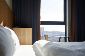 Chambre Standard, 1 très grand lit, non-fumeur (Shower Only) | Coffre-fort, rideaux d’obscurcissement, système d’insonorisation