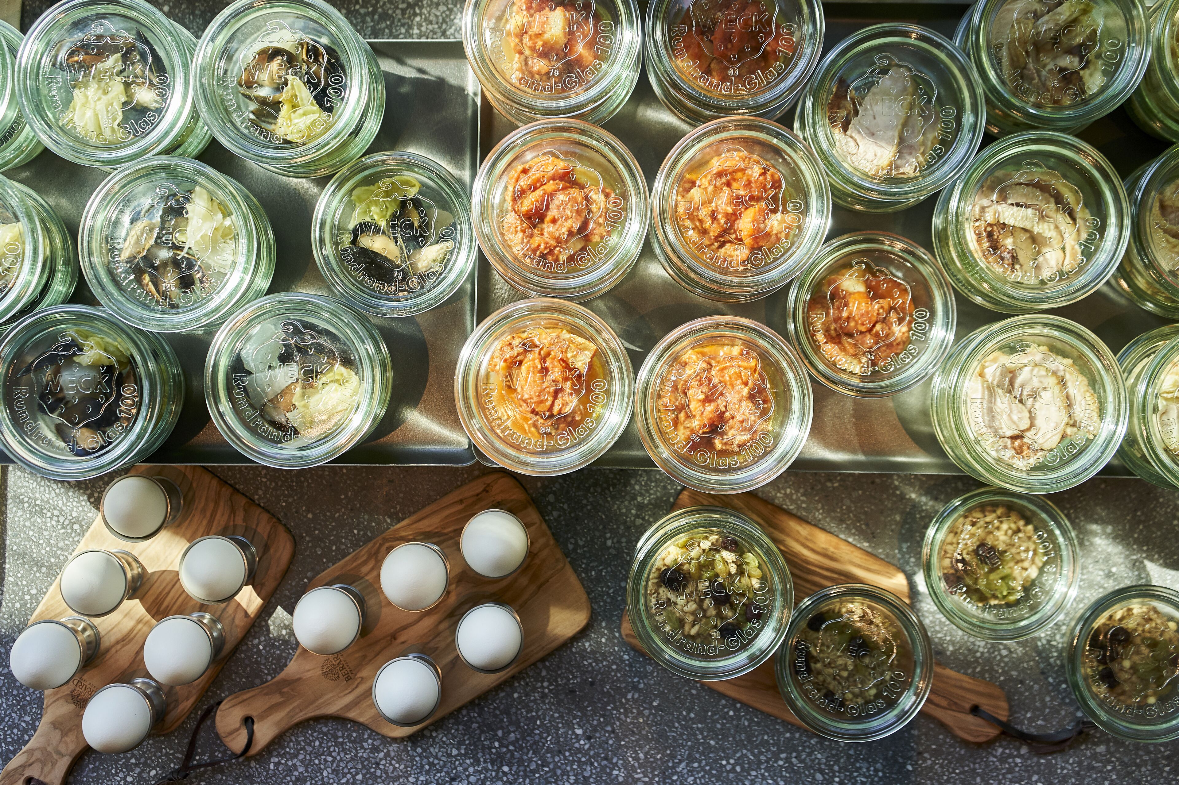 daily buffet breakfast (jpy 2300 per person)