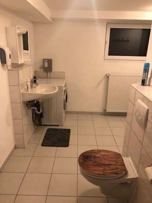 Apartment, 2 Bedrooms | Bathroom | Shower, towels - Ferienwohnung Elvira Schrimpf (Hosenfeld)