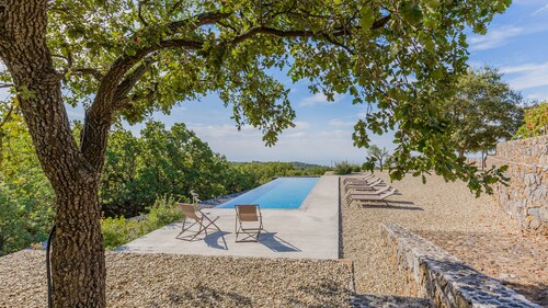 Sciaraviva, maison sicilienne caractéristique entourée d'un vignoble biologique.