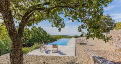 Sciaraviva, maison sicilienne caractéristique entourée d'un vignoble biologique.