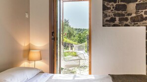 5 bedrooms, iron/ironing board, free WiFi, bed sheets
