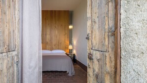 A room with a bed, a nightstand, a lamp, and wooden walls. - Snowshoe (Ragalna)