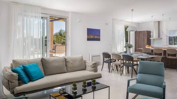 Villa, 4 soverom | Oppholdsrom | Flatskjerm-TV