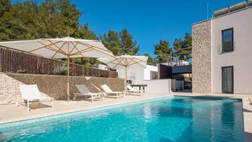 Piscine extérieure (ouverte en saison), piscine chauffée