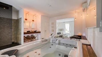 Private spa tub