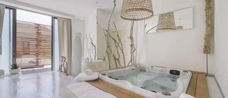 Suite, Hot Tub (Zen) | Jetted bathtub