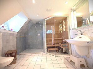 Een bad, een haardroger, een bidet, handdoeken