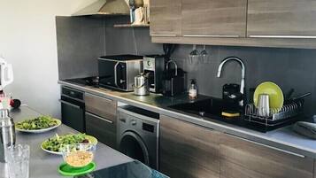 Køleskab, mikrobølgeovn, ovn, kogeplade