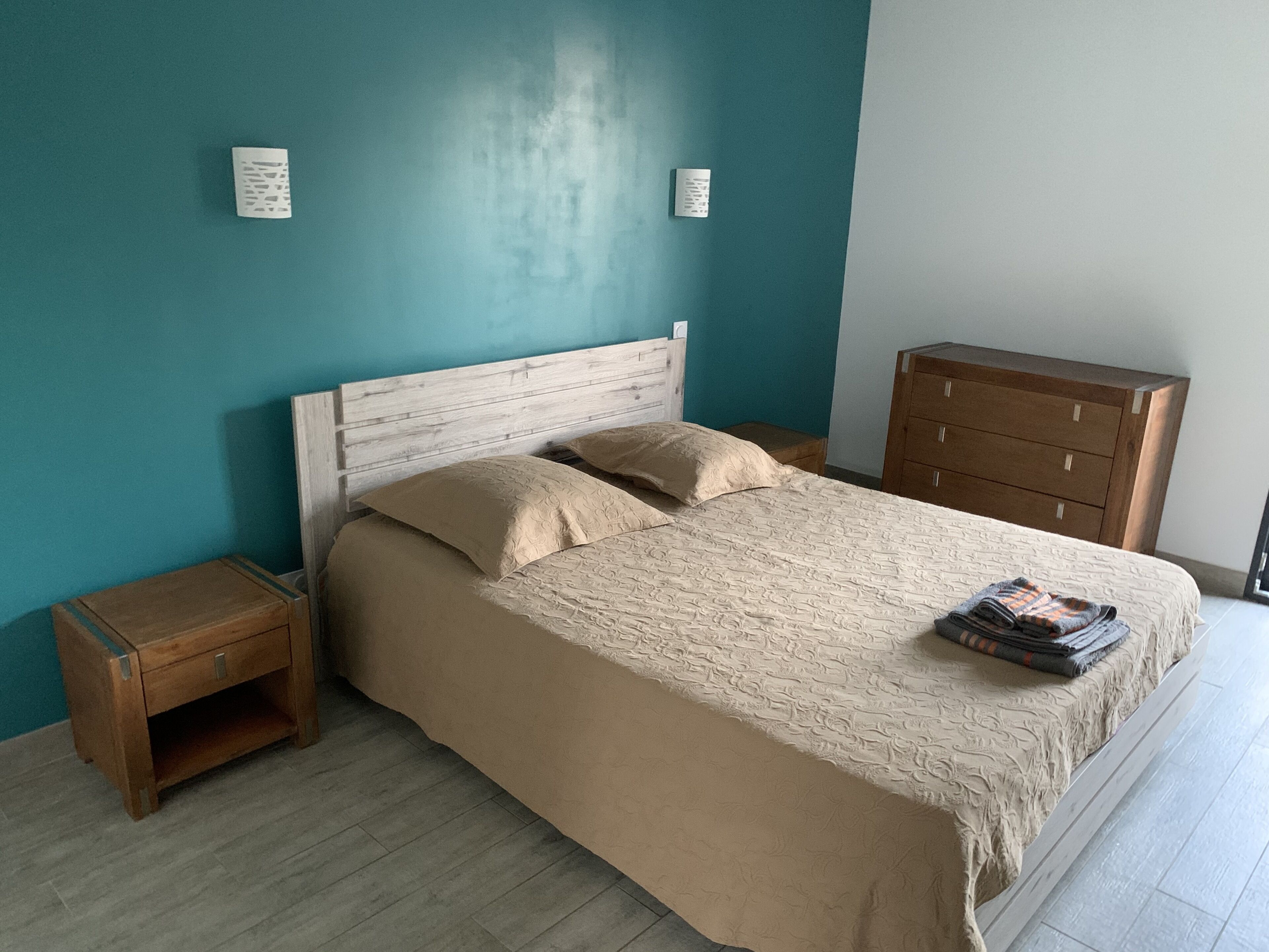 1 slaapkamer, een strijkplank/strijkijzer, gratis wifi, beddengoed