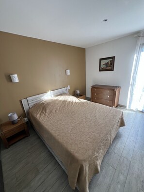 1 dormitorio, tabla de planchar con plancha, wifi gratis y ropa de cama