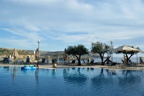 Una piscina cubierta, una piscina al aire libre