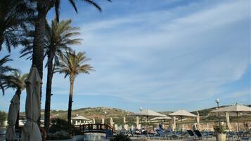 Una piscina cubierta, una piscina al aire libre