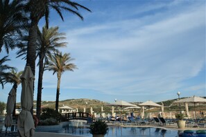 Piscine intérieure, piscine extérieure