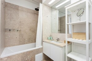 Bathtub, hair dryer, towels - FLH Chiado Amazing Flat (Lisbon)