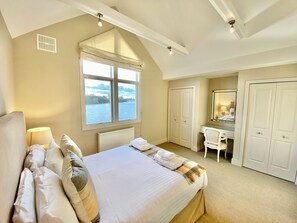 4 間睡房、書桌、熨斗/熨衫板、可攜式嬰兒床