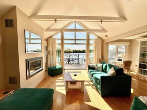 智能電視、壁爐、音響