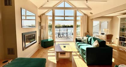 Beautiful 4 bed lakeside lodge in the Cotswolds. Private deck & STUNNING views