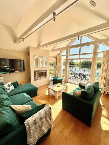 Schöne 4-Bett-Lodge am See in den Cotswolds. Private Terrasse & atemberaubende Aussicht