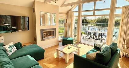 Schöne 4-Bett-Lodge am See in den Cotswolds. Private Terrasse & atemberaubende Aussicht