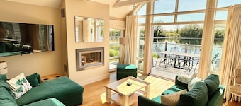 Beautiful 4 bed lakeside lodge in the Cotswolds. Private deck & STUNNING views