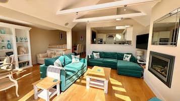 Smart TV, fireplace, stereo